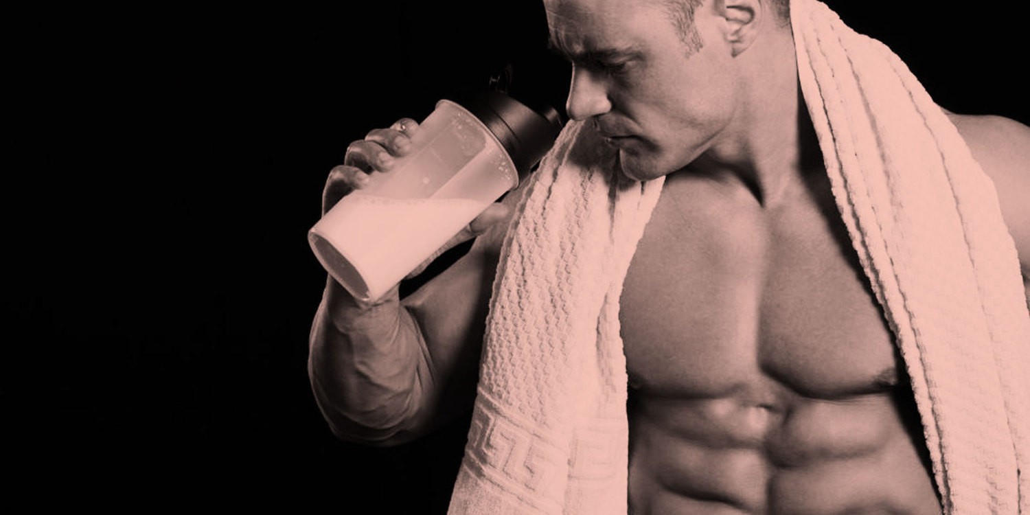 Белок для похудения для мужчин. Протеин для похудения мужчинам. Протеиновый коктейль после тренировки. Молоко для мышечной массы. Мужчина пьет протеиновый коктейль.