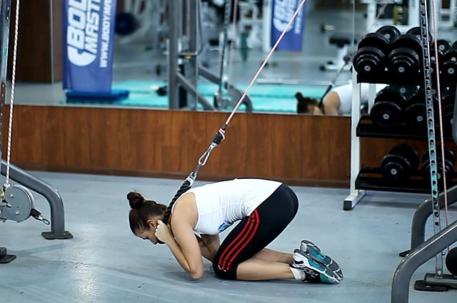 Photo of Kneeling Cable Crunch With Alternating Oblique Twists exercise