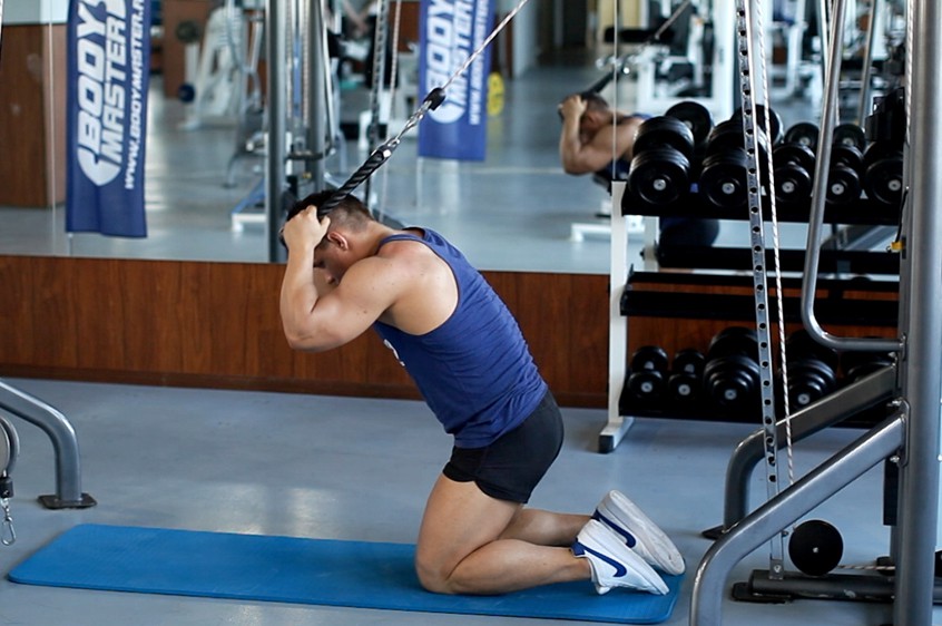 Exercise Kneeling Cable Crunch With Alternating Oblique Twists
