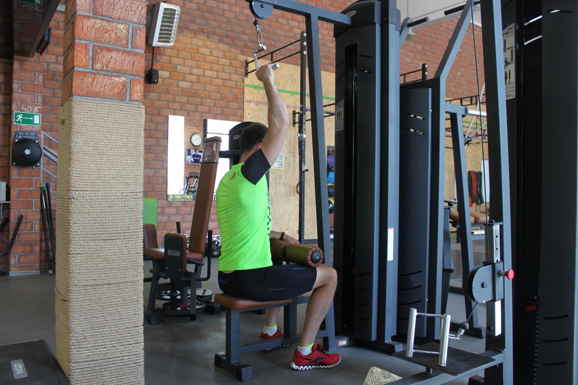 Exercise One Arm Lat Pulldown