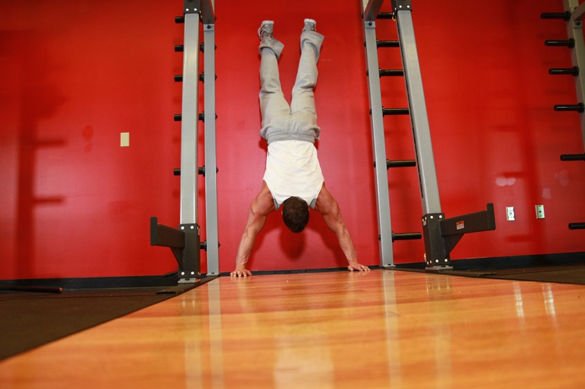 Exercise Handstand Push-Ups 