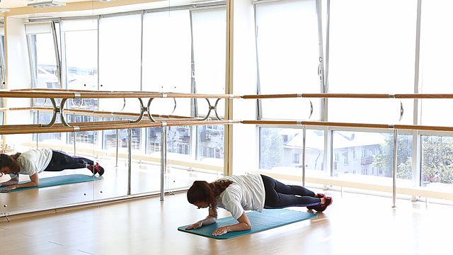 Photo of Turns in the plank exercise