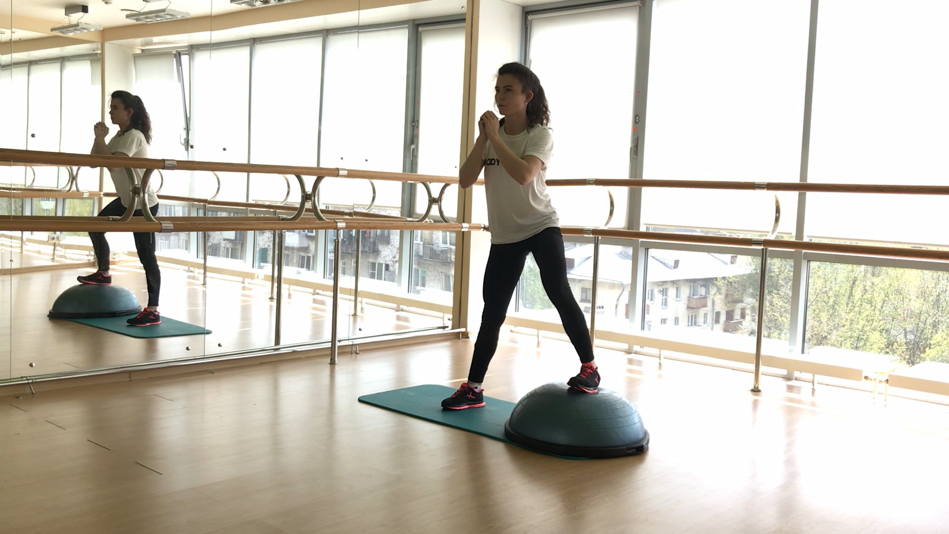 Exercise BOSU one leg squat