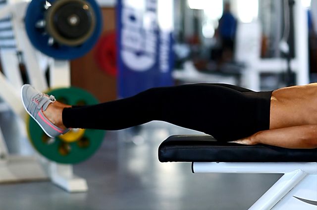 Photo of Flat Bench Leg Pull-In exercise