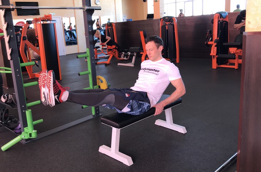 Exercise Seated Flat Bench Leg Pull-In