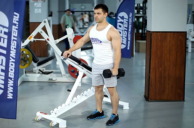 Photo of One-Arm Side Laterals exercise