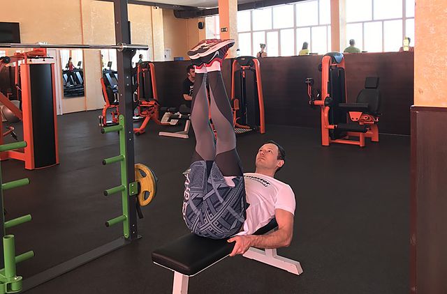 Photo of Flat Bench Lying Leg Raise exercise