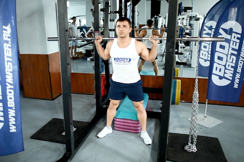 Exercise Box Squat with Chains