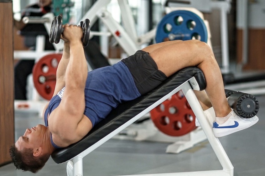 Exercise Decline Dumbbell Flyes