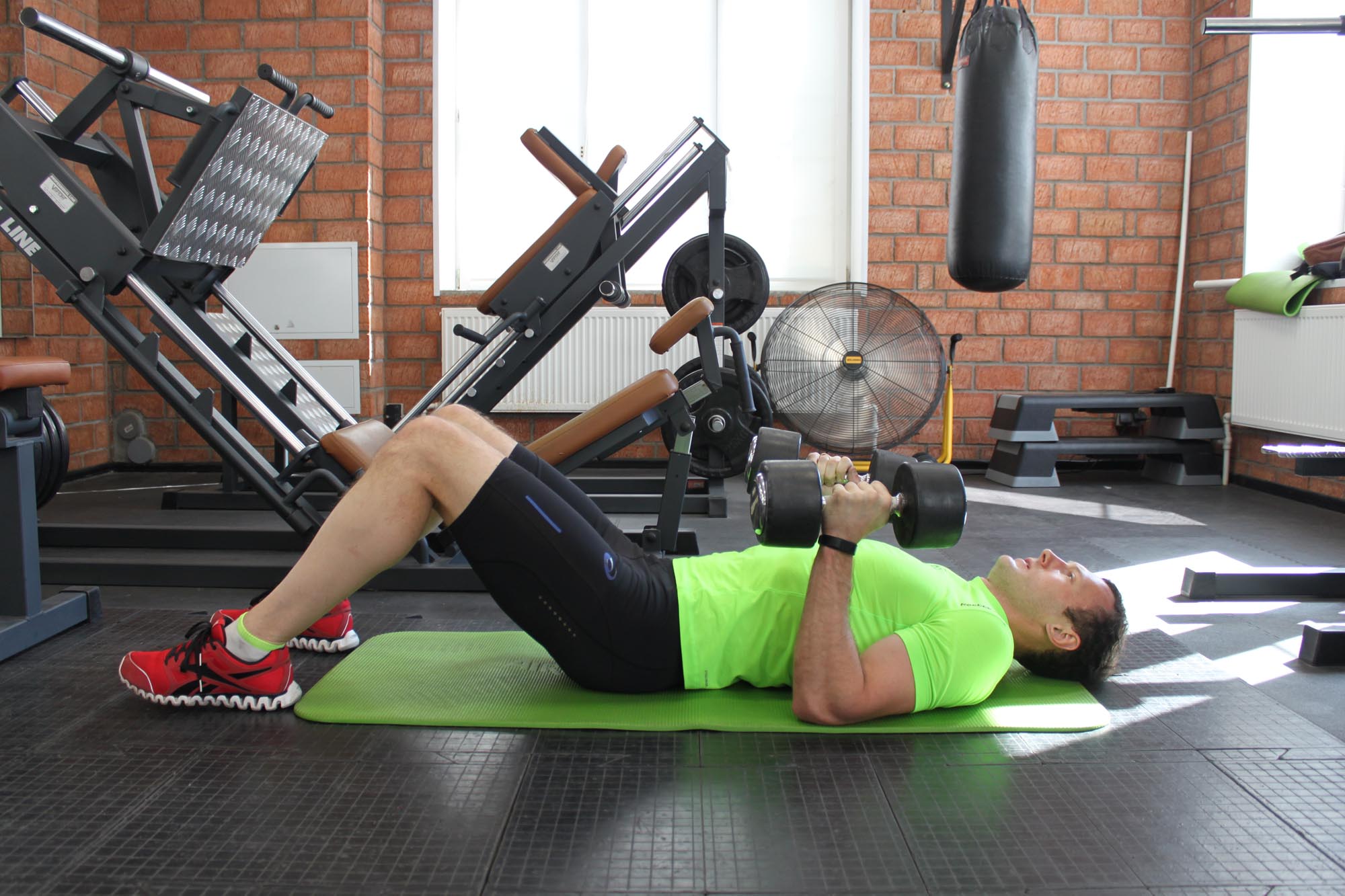 Exercise Dumbbell Floor Press