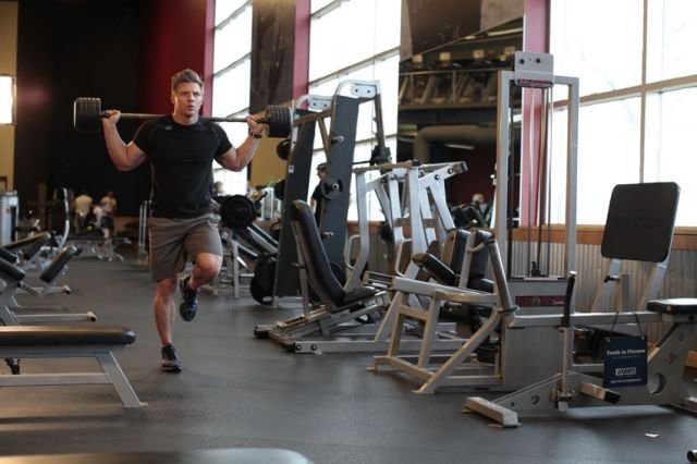 Photo of Ходьба с выпадами со штангой exercise