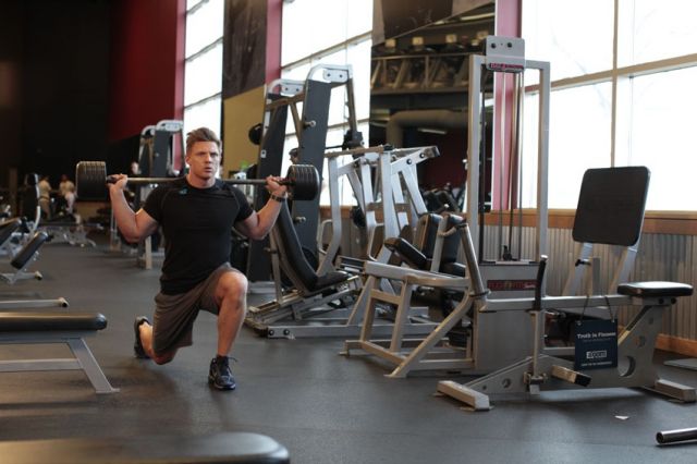 Photo of Ходьба с выпадами со штангой exercise