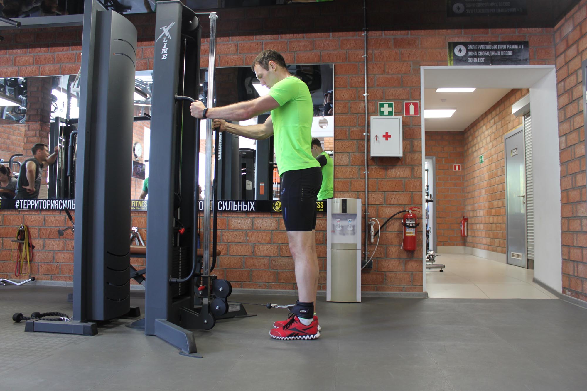 Exercise One-Legged Cable Kickback