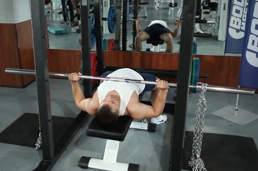 Exercise Bench Press with Chains