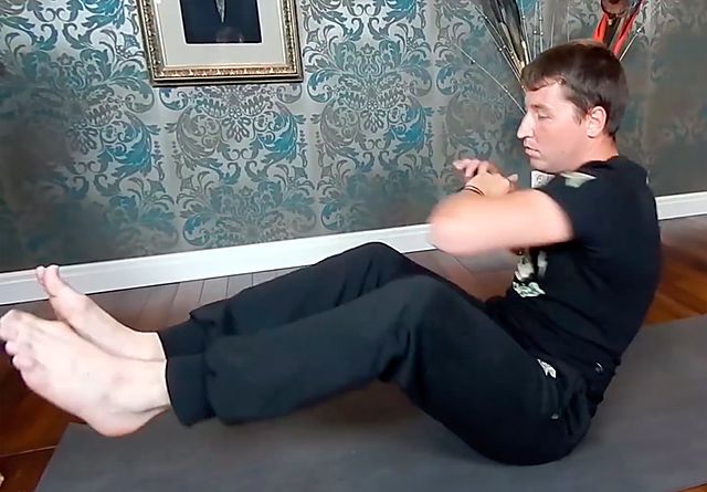 Photo of Повороты туловища сидя на ягодицах exercise