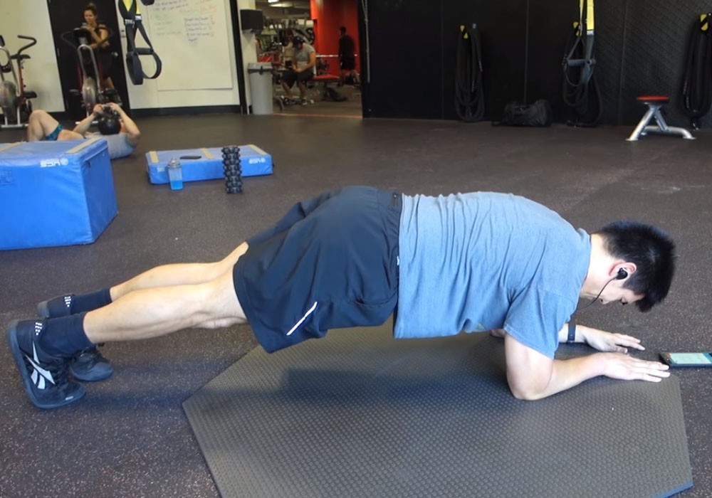 Exercise Подтягивание колен к груди в низкой планке