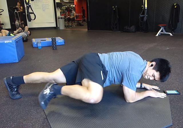 Photo of Подтягивание колен к груди в низкой планке exercise