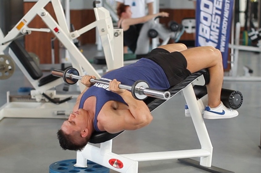 Exercise Decline Close-Grip Bench To Skull Crusher