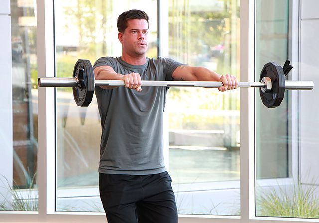 Photo of Подъём штанги перед собой exercise