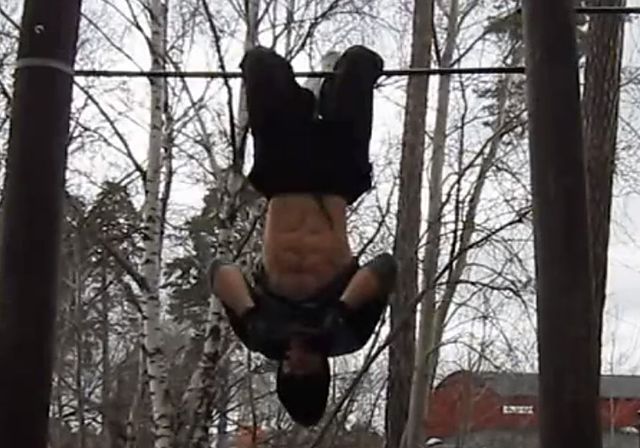 Photo of Подъем туловища в висе на перекладине вниз головой exercise