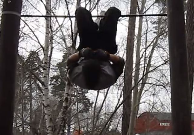Photo of Подъем туловища в висе на перекладине вниз головой exercise