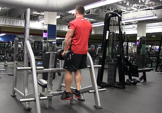 Photo of Подъем на носок с гантелей с помощью подставки exercise