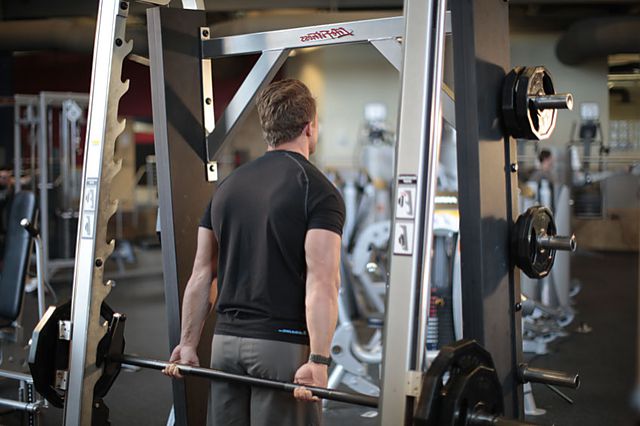 Photo of Тяга Ли Хейни в тренажере Смита exercise