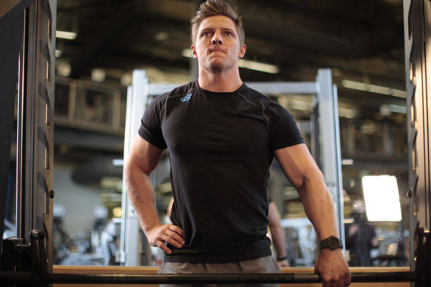 Exercise Smith Machine One-Arm Upright Row
