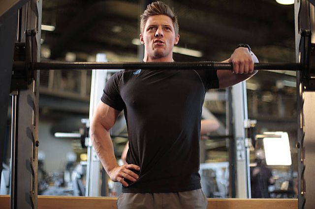 Photo of Smith Machine One-Arm Upright Row exercise