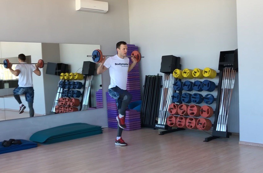 Exercise Barbell Walking Lunge