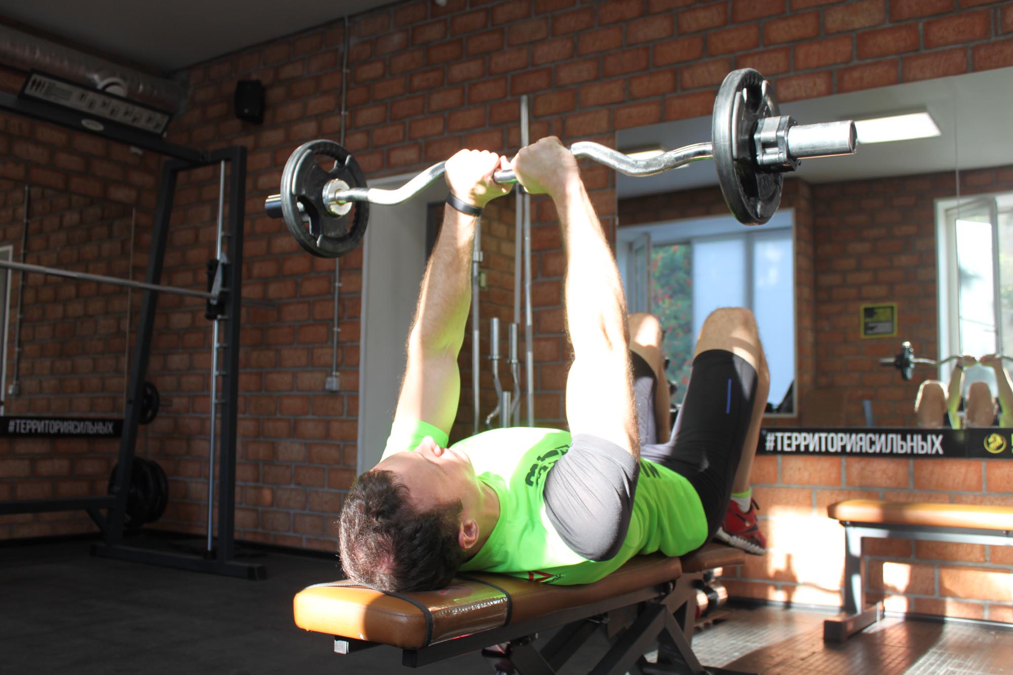 Exercise Close-Grip EZ-Bar Press