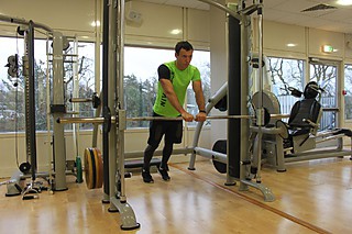 Incline Push-Up Close-Grip
